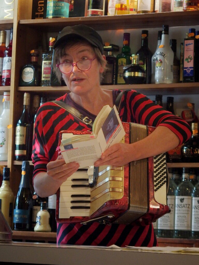 Aus Erinnerungen aus dem Widerstand von Magarete Schütte-Lihotzky liest Maren Rahmann in Floridsdorf bei einer Veranstaltung von Kunst in Floridsdorf