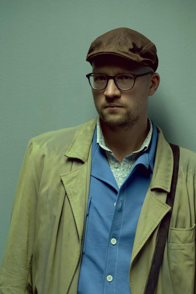 Clemens Marschall trägt für Kunst in Floridsdorf in der Likörstube vor.