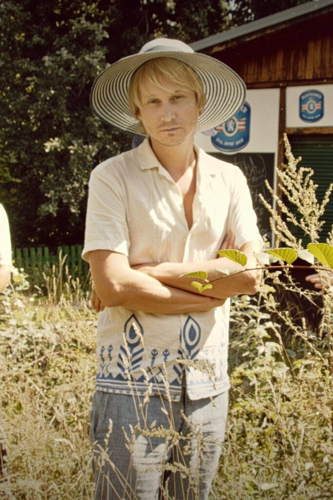 Die Band Die faulen Kompromisse bespielt für Kunst in Floridsdorf die Likörstube