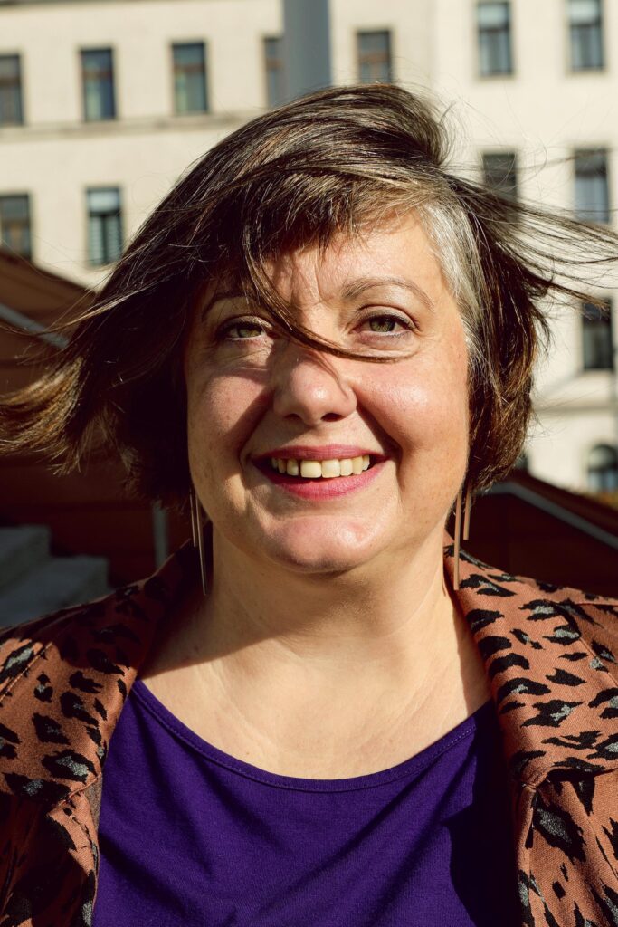 Doris Mitterbacher, auch als Mieze Medusa bekannt, liest in der Likörstube für Kunst in Floridsdorf aus ihrem Werk.