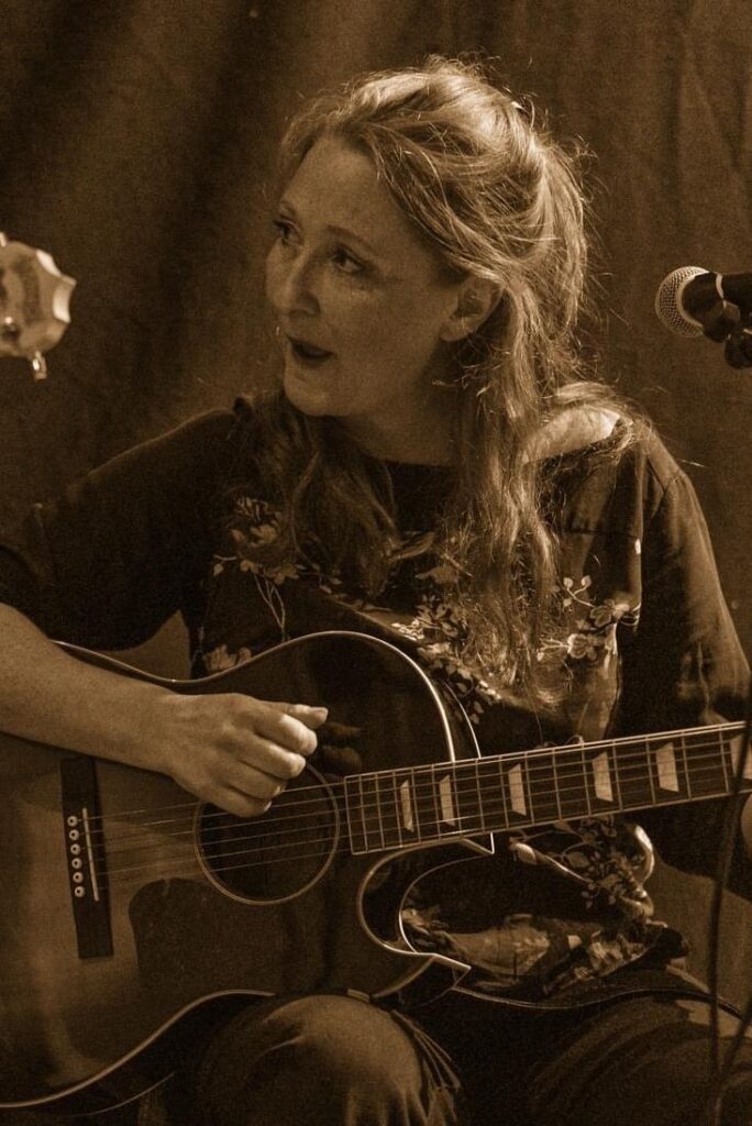 Inga Lynch und Josi Kreiza geben für Kunst in Floridsdorf Lieder zum Besten-