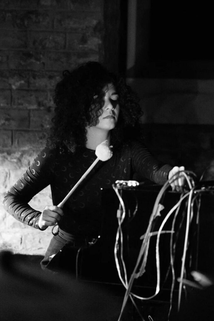 Kasho Chualan musiziert im 21. Bezirk