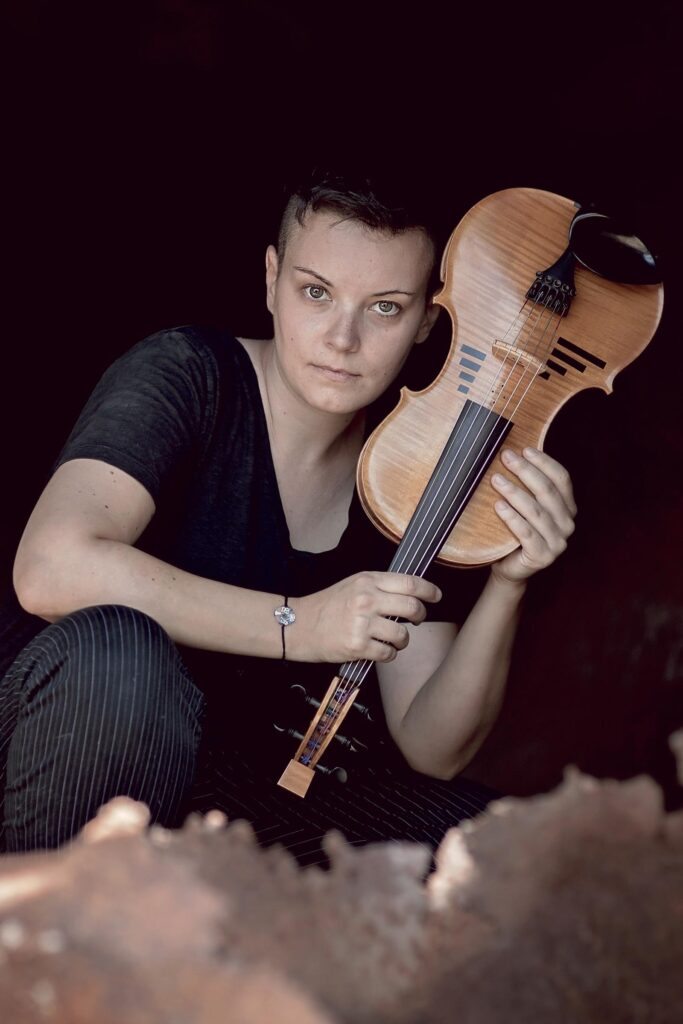 Geigerin und Komponistin Maria Salamon gastiert in Floridsdorf bei Musik in der Likörstube.