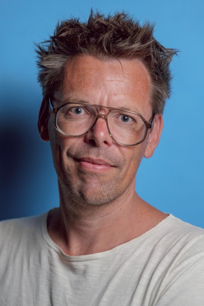 Markus Köhle liest aus seinem Buch "Land der Zäune" bei Literatur in der Likörstube in Floridsdorf.