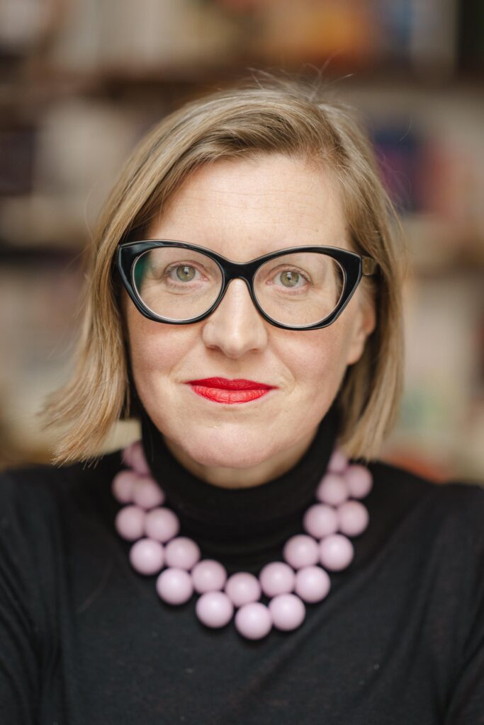 Nina Schedlmayer trägt aus ihren Texten bei Literatur in der Likörstube vor.