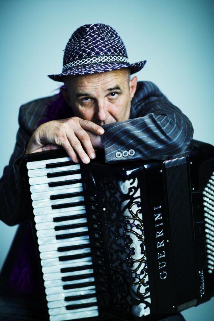 Stefan Sterzinger spielt mit Akkorodeon in Floridsdorf in der Likörstube.