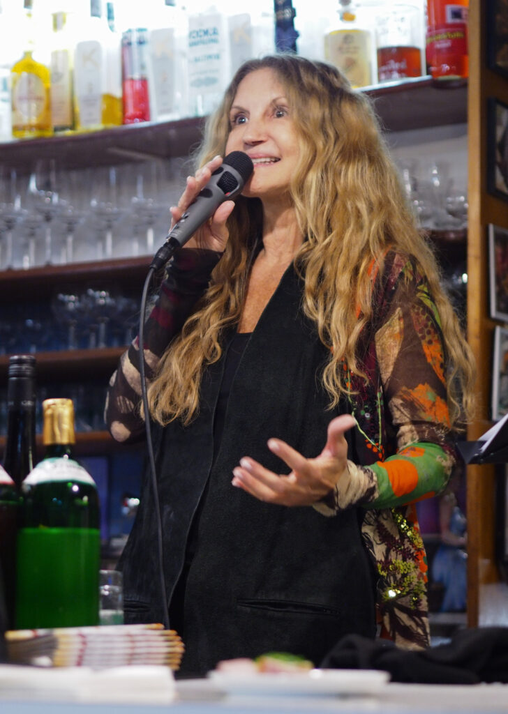 Die Jazzsängerin Cecilé Nordegg musiziert bei "Musik in der Likörstube" in 1210 Wien, auch als Transdanubien bekannt.