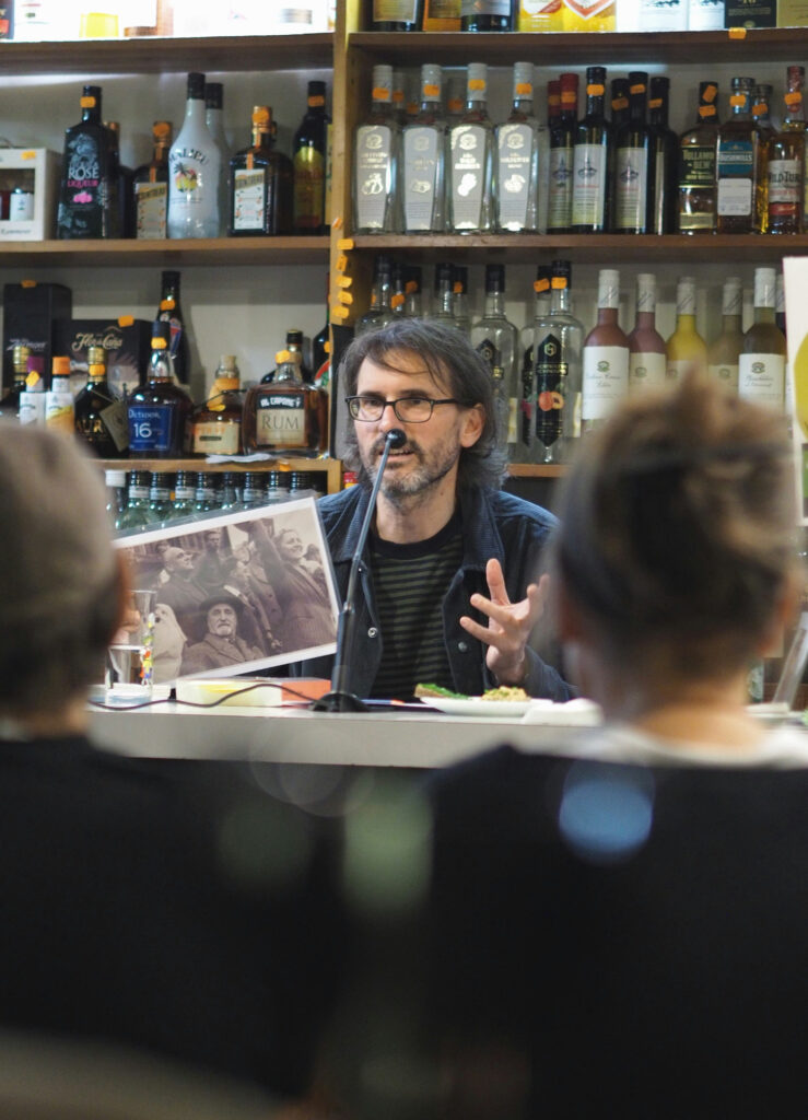 Georg Spitaler folgt bei seiner Lesung den Spuren der Sozialistin Hilde Krones und zeigt dem Publikum ein historisches Foto.