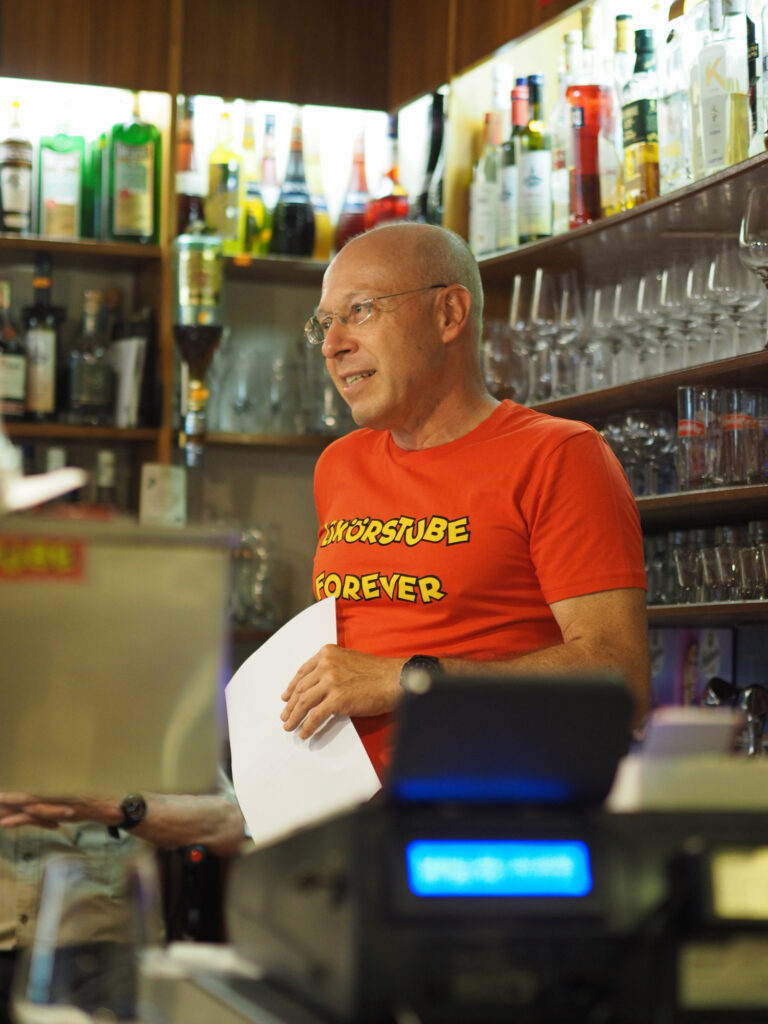 Der Junior-Chef Konrad Sveceny eröffnet den Abend mit einer stimmungsvollen Rede.