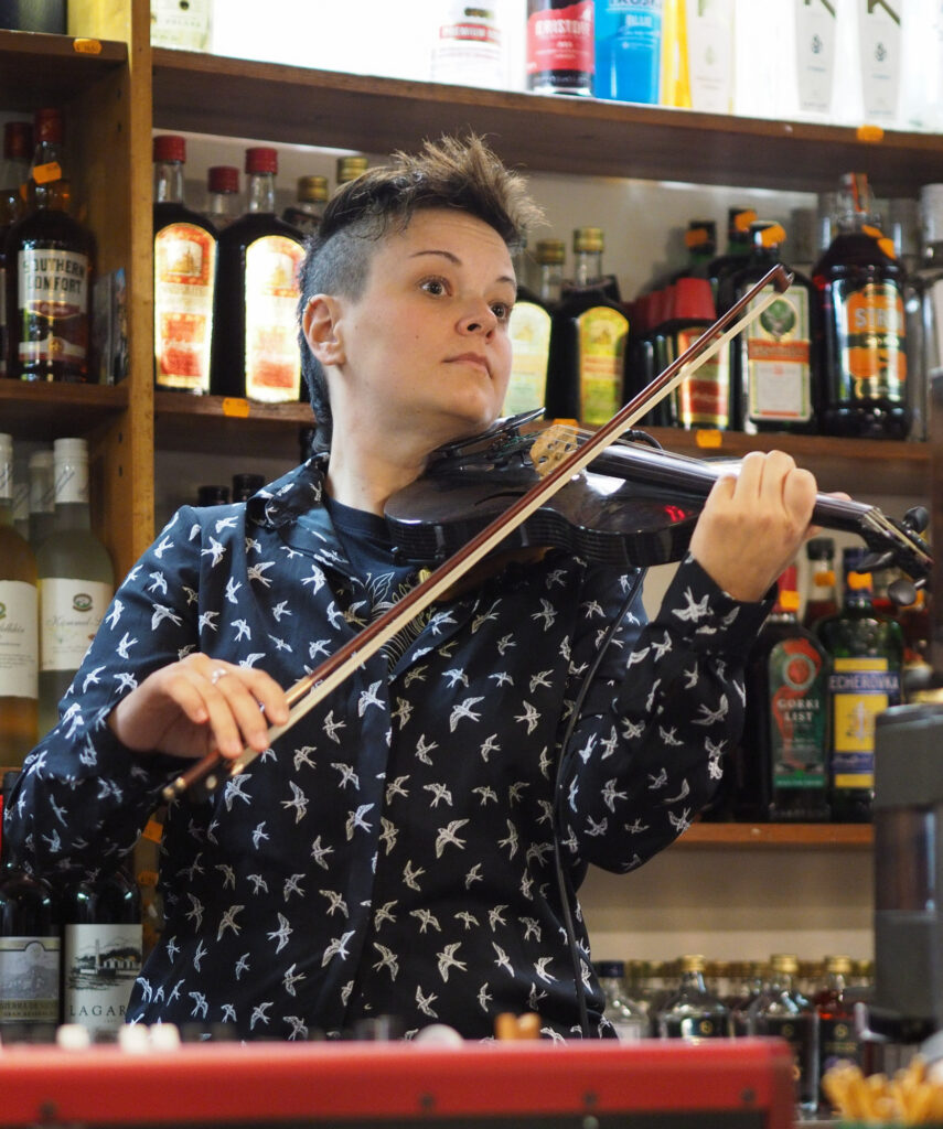 Maria Salamon spielt ihre Geige beim Konzert von Cecilé Nordegg in der Likörstube in Floridsdorf.