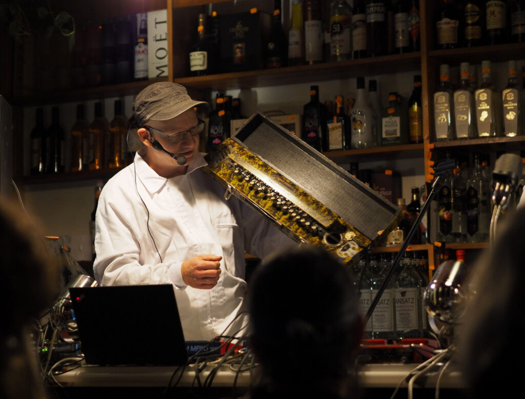 Oliver Stotz mit einem speziellen indischen Musikinstrument bei einem Musik in der Likörstube Abend mit dem Programm die Ex-Gewichtsheberin.