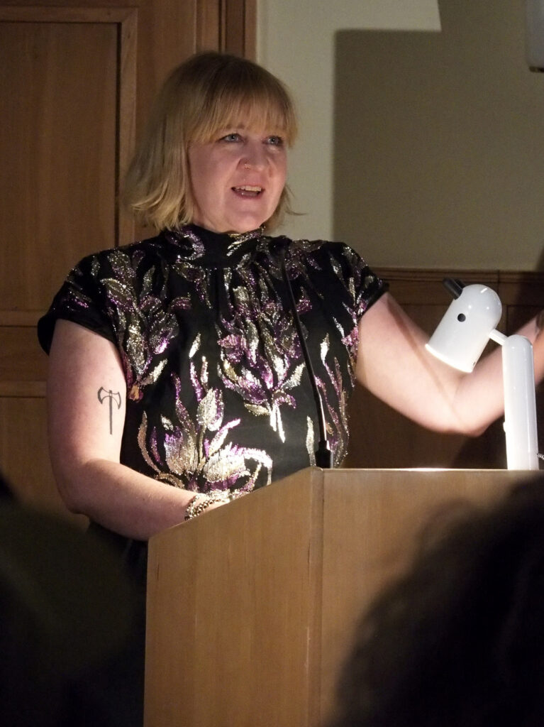 Die Preisträgerin von 2023 hält eine Laudatio für Pink Noise.