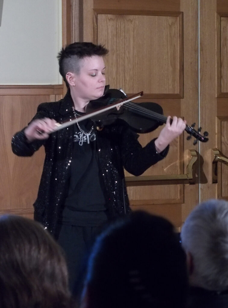 Die Geigerin Maria Salamon begleitet Die Majstorin FLINTA Ordensverleihung künstlerisch.