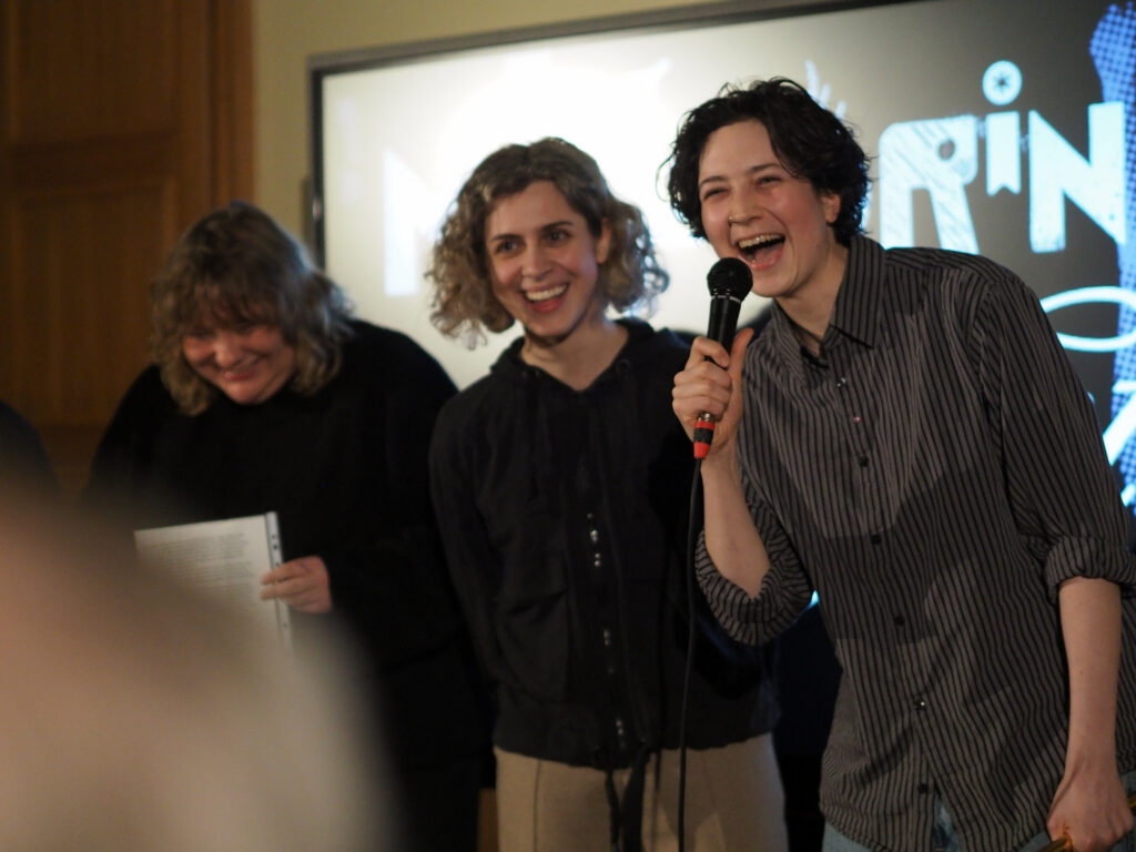 Die drei Preisträger*innen von Pink Noise habe gerade große Freude.