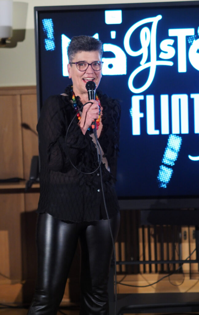 Die Initiatorin und Kuratorin des Majstorin Ordens und des dazugehörigen FLINTA Festes mit Preisverleihung, Ursula Napravnik, spricht ein paar abschließende Worte.