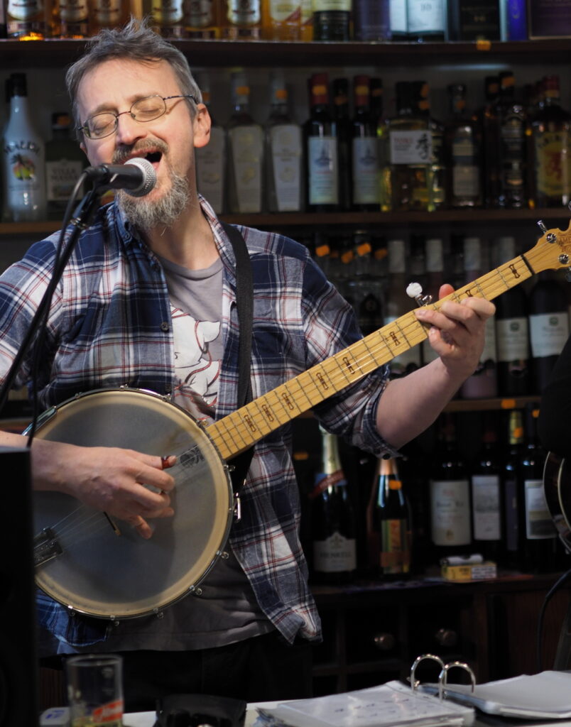 Josi Kreiza singt am Banjo in der Likörstube.