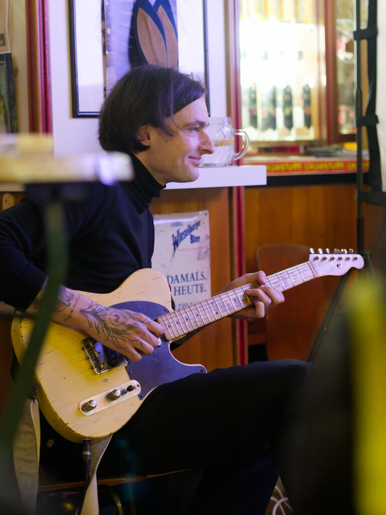 Andi an der E-Gitarre bei der Livevertonung des Stummfilms "Anders als die andern §175". Ein Aufklärungsfilm über homoxeuelles Leben, Lieben und Empfinden in einer intoleranten Gesellschaft.