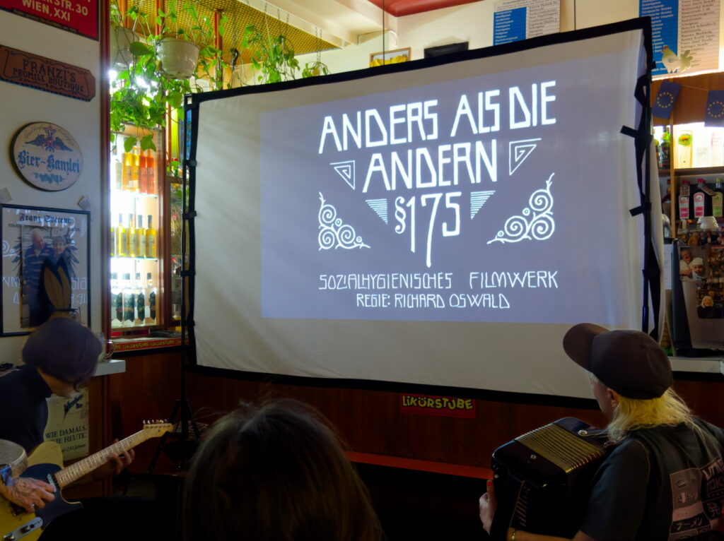 Matti und Andi vertonen den Stummfilm "Anders als die Andern §175" live mit Zieharmonika und E-Gitarre. Der Film wurde aus alten Archivfunden rekonstruiert.