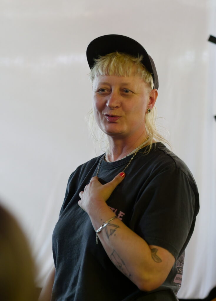 Matti spielte am Akkordeon bei der Livevertonung bei der Kunstverantstaltung in Floirdsdorf.