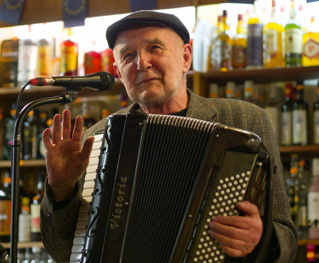 Stefan Sterzinger bei seinem Konzert in der Likörstube in 1210 Wien