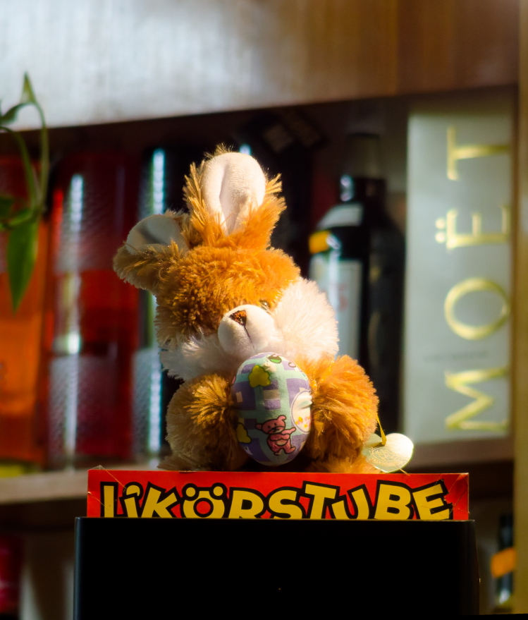 Auch der Osterhase genießt die Literatur in der Likörstube.