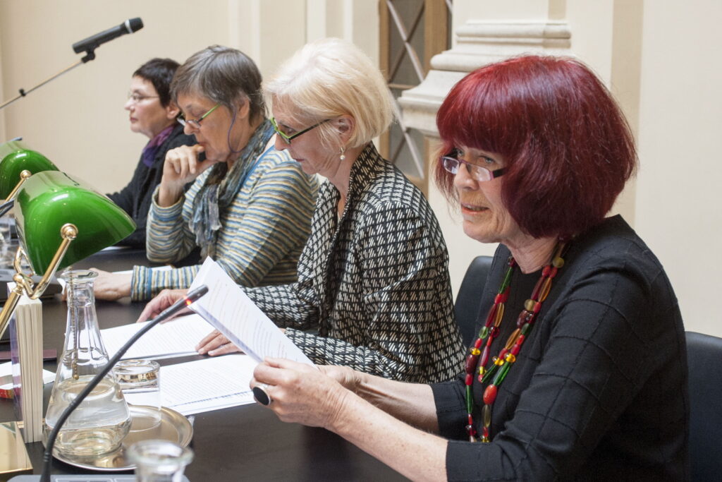 Podium v.li.: Autorin Eva Dité, Pädagogin Erna Dittelbach, Herausgeberin Käthe Kratz und die ehemalige Herausgeberin 'AUF' Dagmar Klopf. Die RitCliq liest beim Branntweiner in Floridsdorf