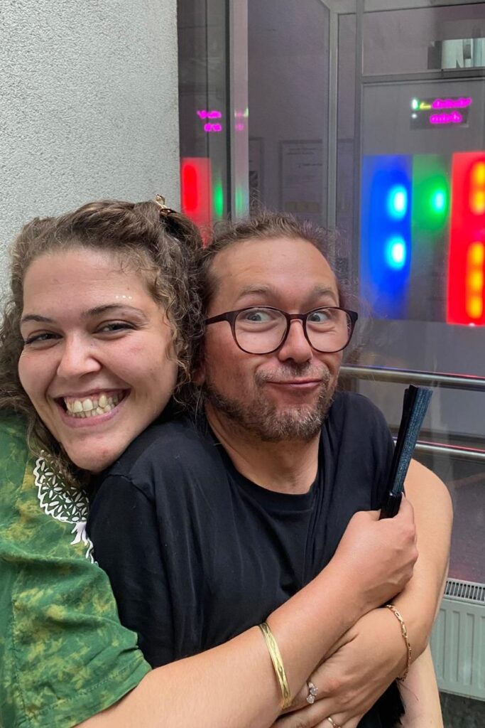 Samira singt und Martin Burtscher begleitet bei einem Gig in der Likörstube.